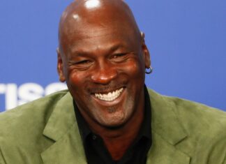 Якби статки Майкла Джордана рівномірно розподілили по всій Америці, скільки грошей отримала б кожна людина?