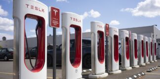Ось скільки коштує місячна зарядка Tesla порівняно з використанням бензину для Chevy Silverado