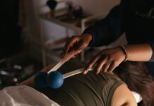 Перевірка вошей, рукоділля та доторкання незнайомців: у рольовій ASMR Spa