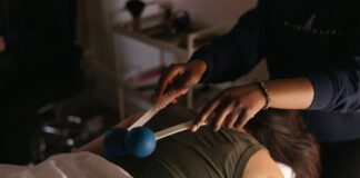 Перевірка вошей, рукоділля та доторкання незнайомців: у рольовій ASMR Spa