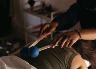 Перевірка вошей, рукоділля та доторкання незнайомців: у рольовій ASMR Spa