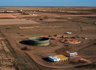 Секретар департаменту торгівлі заробляє на угодах центрів обробки даних AI