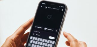 A ascensão dos chatbots partidários: como a IA está alimentando as guerras culturais da América