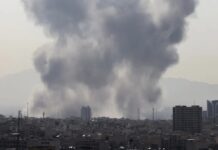 Les États-Unis et Israël lancent des frappes contre l’Iran, intensifiant le conflit régional