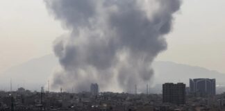 США и Израиль нанесли удары по Ирану, обостряя региональный конфликт