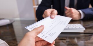 O custo oculto do “pagamento antecipado”: como o acesso ao salário ganho pode esgotar seu contracheque