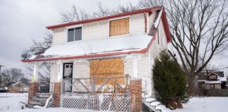 Kerajaan Real Estat Kripto Runtuh: Penyewa Detroit Tertinggal di Rumah yang Membusuk