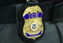 Маленькі міста та поліція, що фінансується ICE: Зростаюча тенденція