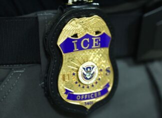 Маленькі міста та поліція, що фінансується ICE: Зростаюча тенденція