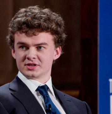 Колишній Чиновник Допомагає Розслідуванням Праворадикалів про Шахрайство