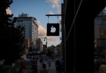 Apple знято з гачка: суддя відхилив позов про захист дітей