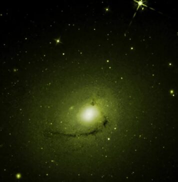 Як чорна діра в NGC 4696 переробляє паливо, уникаючи голодування