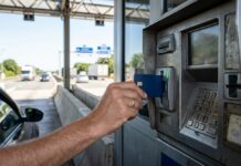 Чому вашу дебетову карту відхиляють на платних дорогах та як це виправити